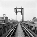 154979 Gezicht op de spoorbrug over de Oude IJssel te Doetinchem. Op de achtergrond het N.S.-station Doetinchem West.